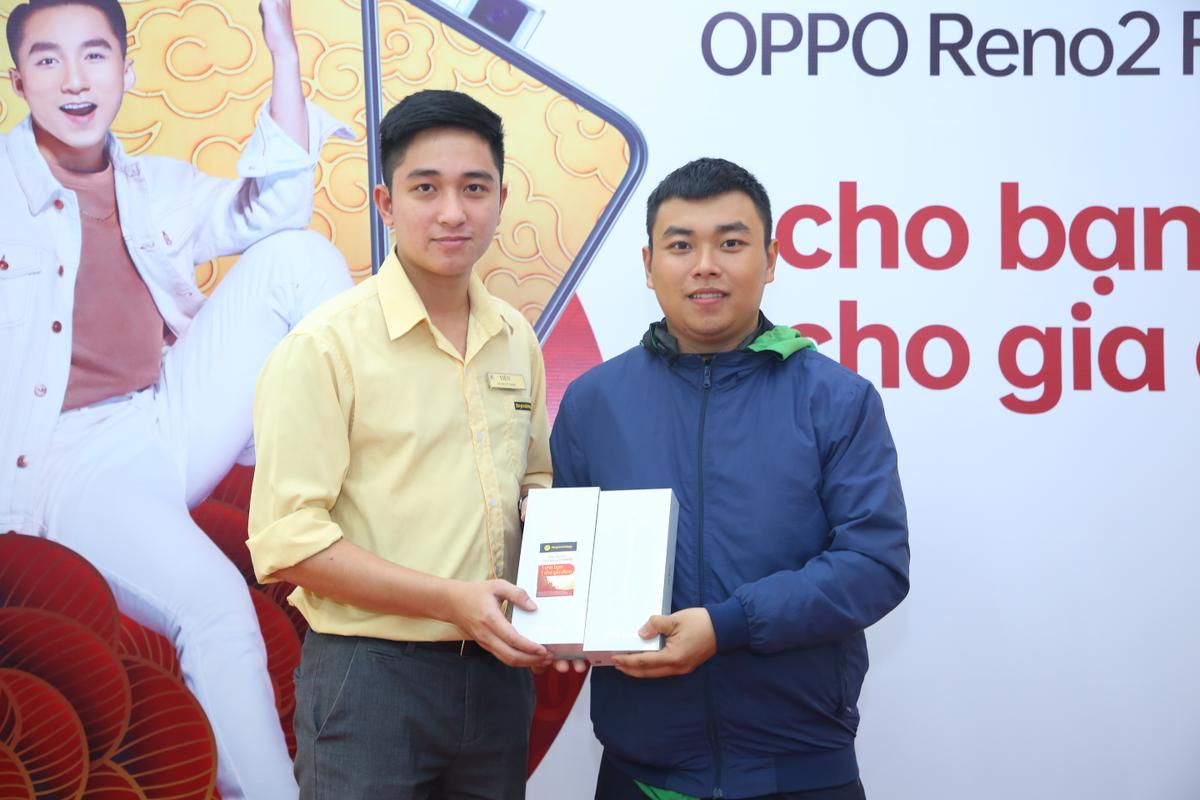 Vượt đường xa, người dùng thủ đô nôn nao xếp hàng để mang về 2 điện thoại OPPO Reno2 F '1 cho bạn - 1 cho gia đình' Ảnh 6