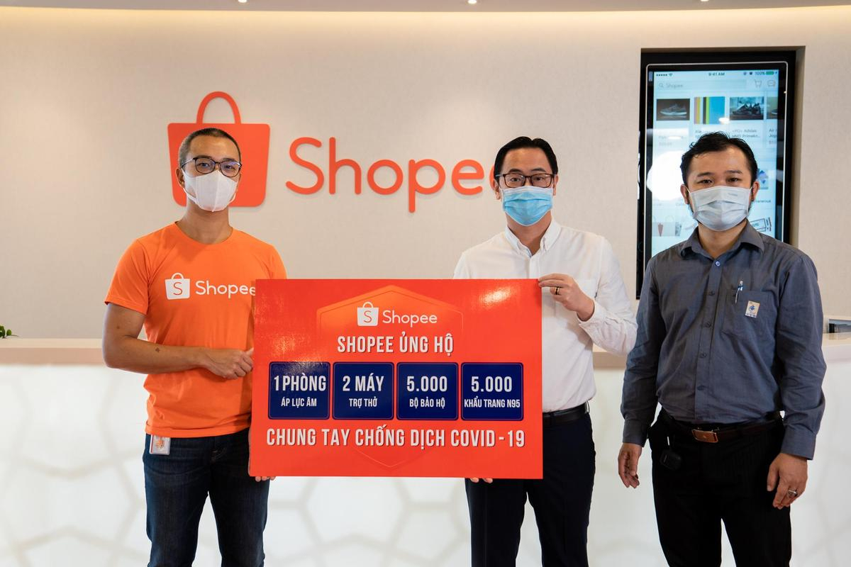 Shopee hỗ trợ 2 máy trợ thở, 1 phòng áp lực âm, 5.000 bộ bảo hộ y tế và 5.000 khẩu trang N95 cho tuyến đầu chống dịch COVID-19 Ảnh 1