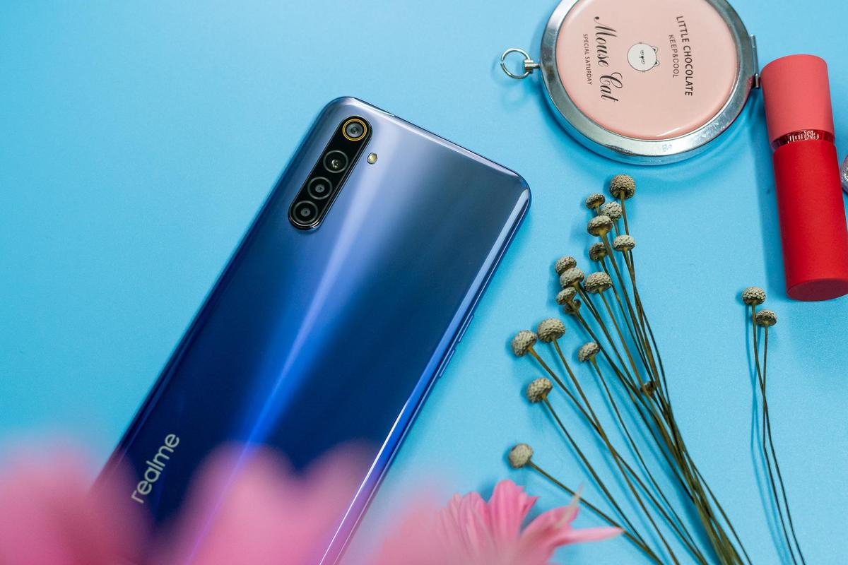 Tránh 'Cô Vy', không sợ chán vì đã có Realme 6 đồng hành cùng bạn Ảnh 2