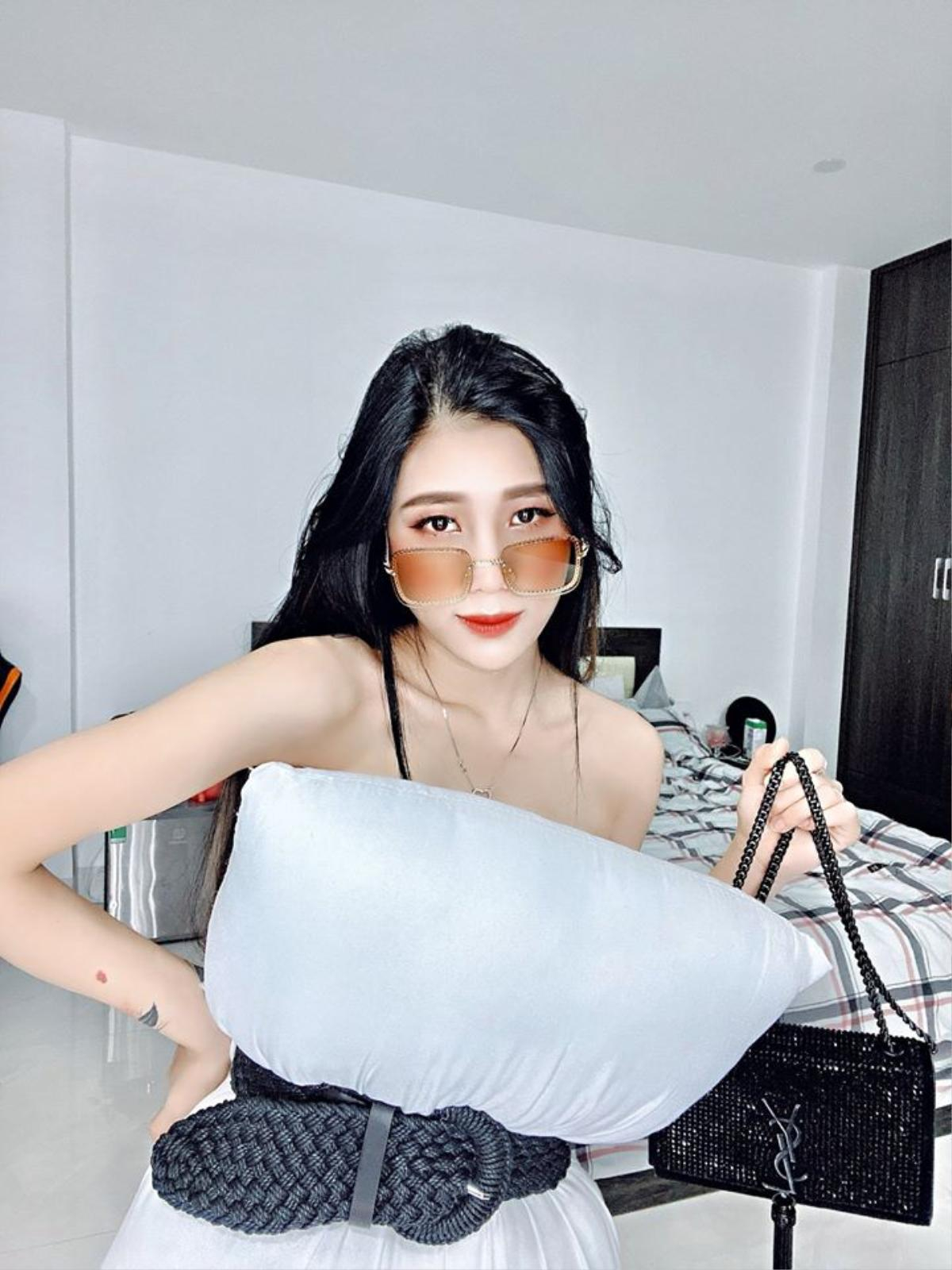 Phan Tố Trinh - Hotgirl gây sốt cộng đồng mạng với bộ ảnh bắt trend Pillow Challenge Ảnh 1