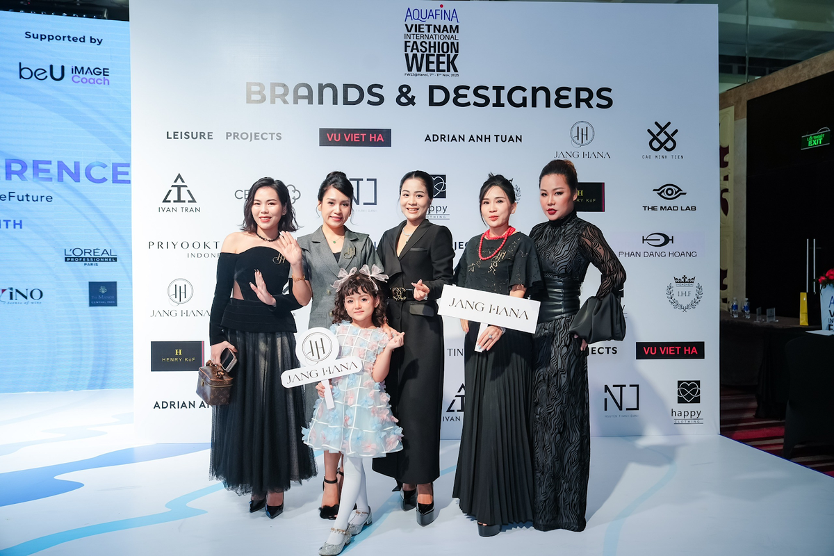 Ngô Diễm Hương mang câu chuyện đá quý vào thời trang tại Aquafina Vietnam International Fashion Week 2023 Ảnh 5