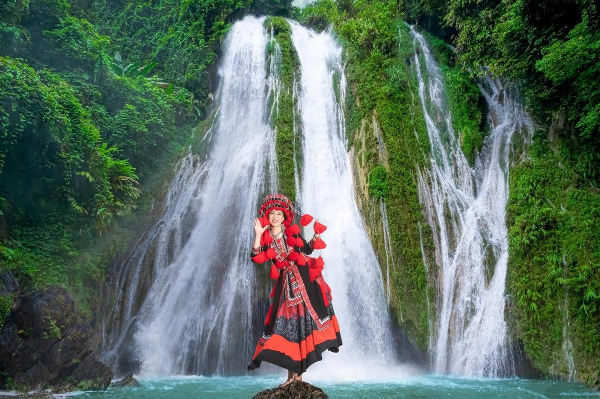 Á hậu Lê Thị Khánh Vân hóa thân thành 'Cô gái dao đỏ' khoe nhan sắc 'vạn người mê' Ảnh 1