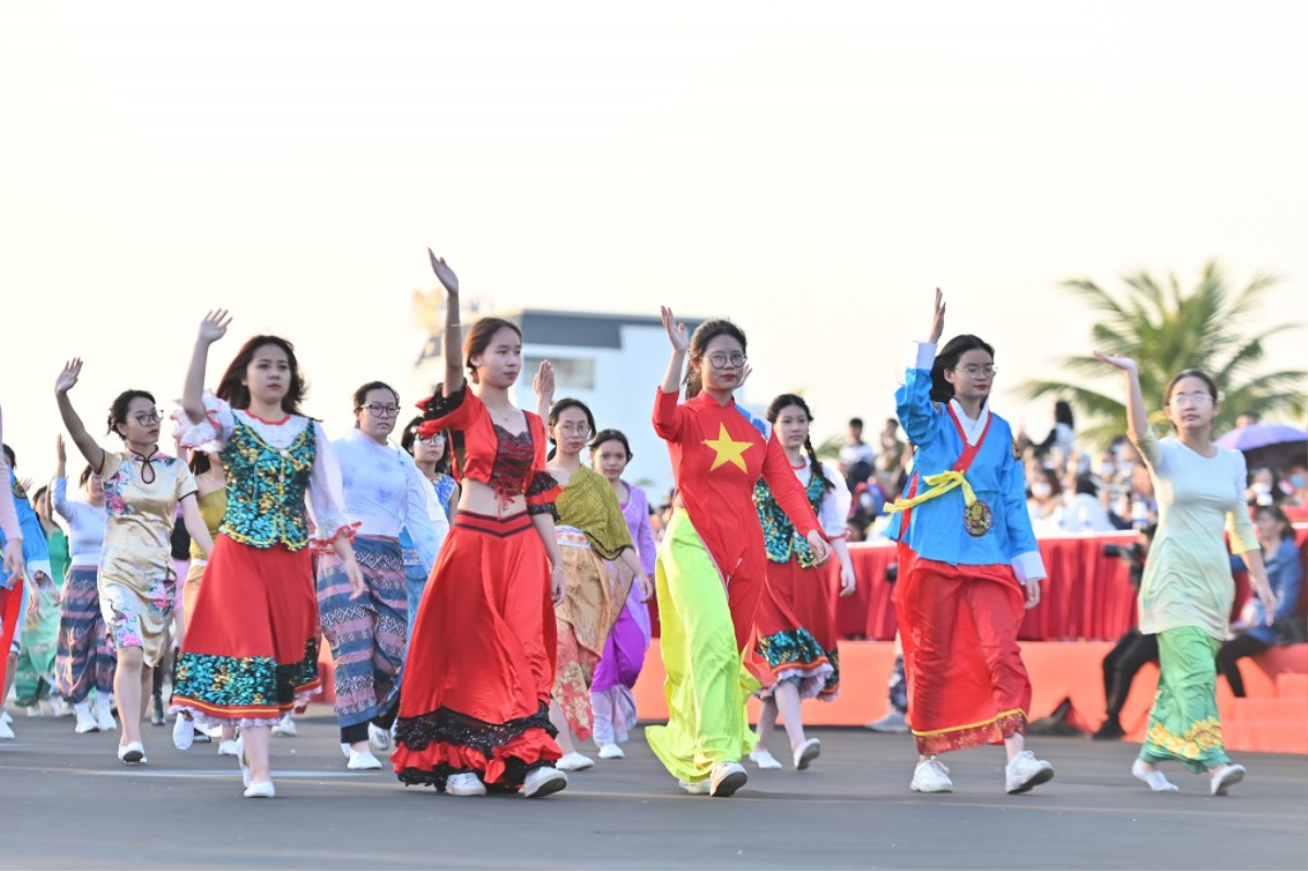 Sẵn sàng 'khai tiệc' mùa hè với Lễ hội âm nhạc siêu hoành tráng - School Fest 2023 Ảnh 4