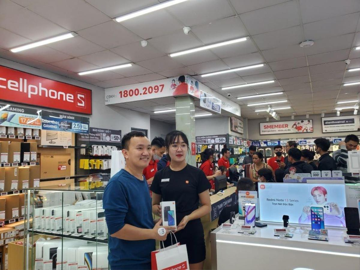 Hàng ngàn người dùng đến xếp hàng chờ mua Redmi Note 13 tại Việt Nam Ảnh 4