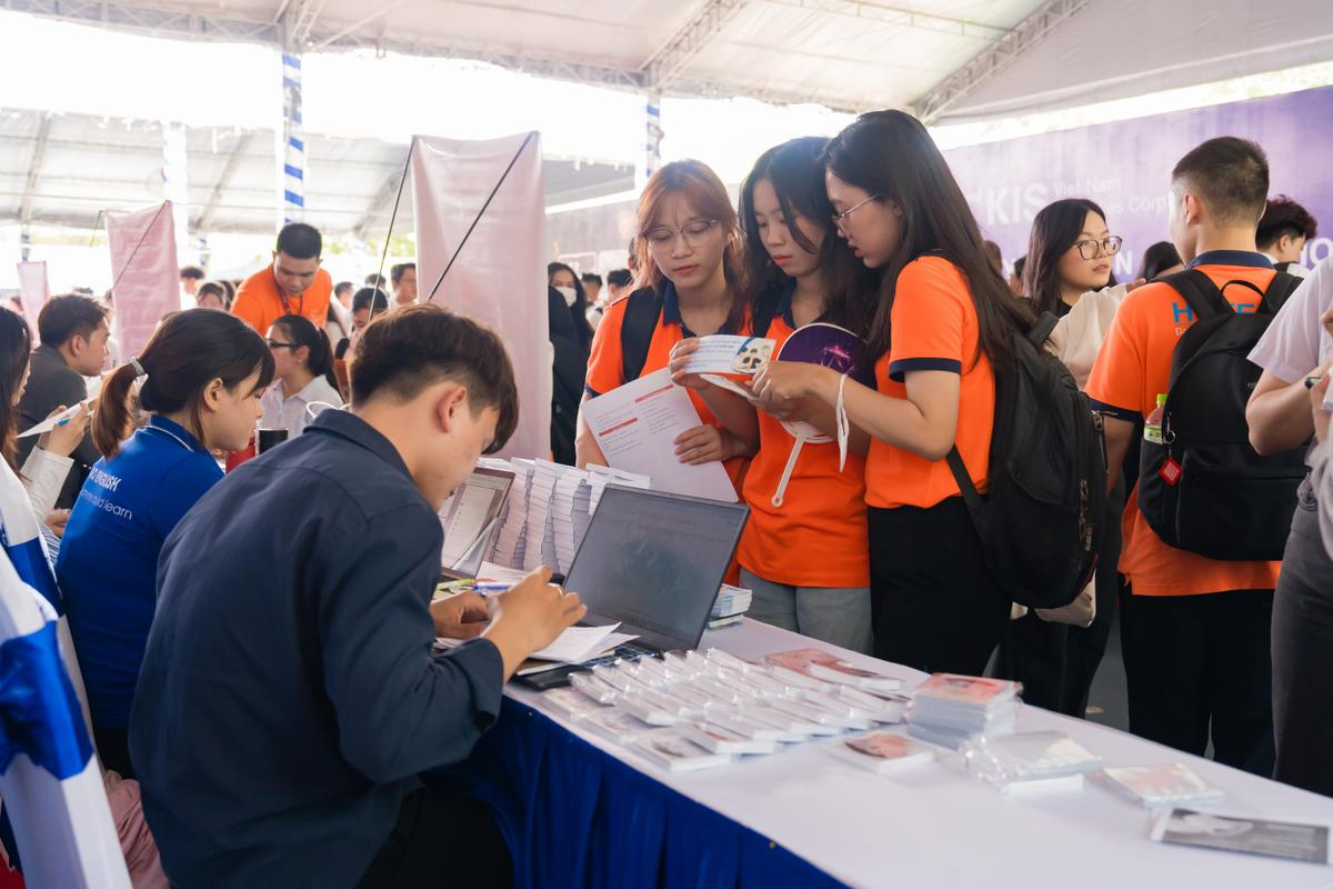 HUTECH Career Day 2024 “đốn tim” sinh viên với hàng ngàn vị trí tuyển dụng Ảnh 4