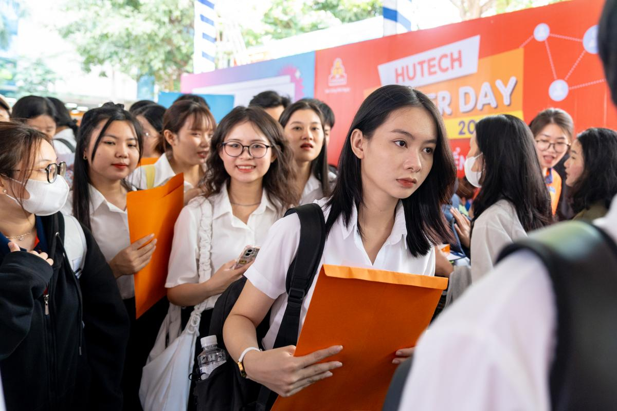 HUTECH Career Day 2024 “đốn tim” sinh viên với hàng ngàn vị trí tuyển dụng Ảnh 1