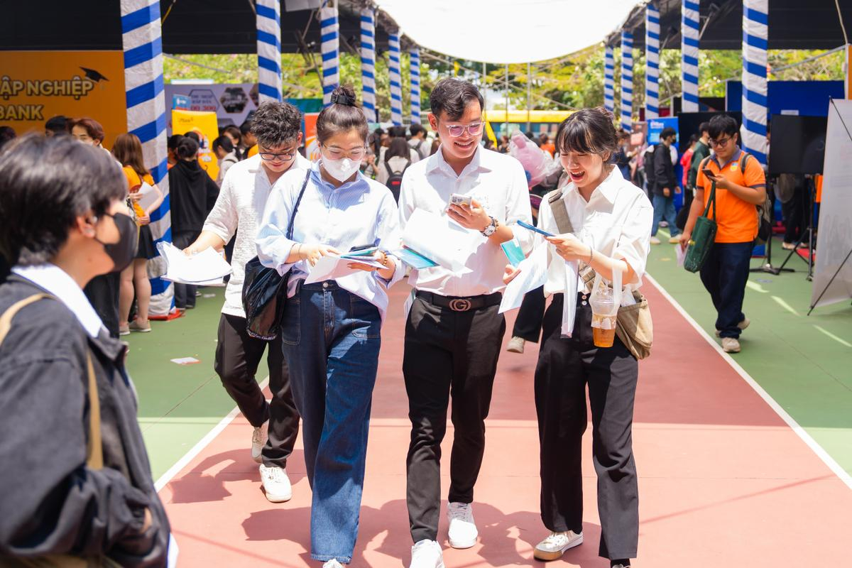 HUTECH Career Day 2024 “đốn tim” sinh viên với hàng ngàn vị trí tuyển dụng Ảnh 3