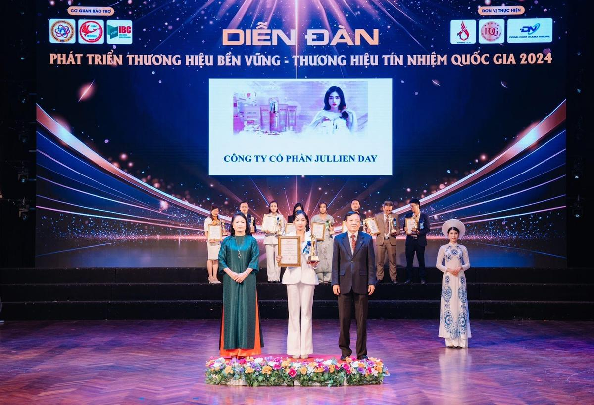 Jullien Day vinh dự nhận Cup top 10 thương hiệu phát triển bền vững Quốc gia 2024 Ảnh 3