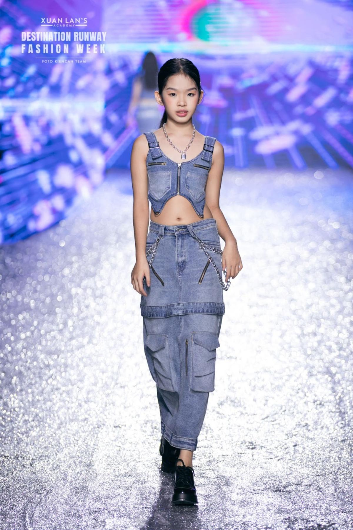 Mẫu teen Nguyễn Nhật Ánh Minh trình làng BST đầu tay tại Destination Runway Fashion Week Ảnh 6