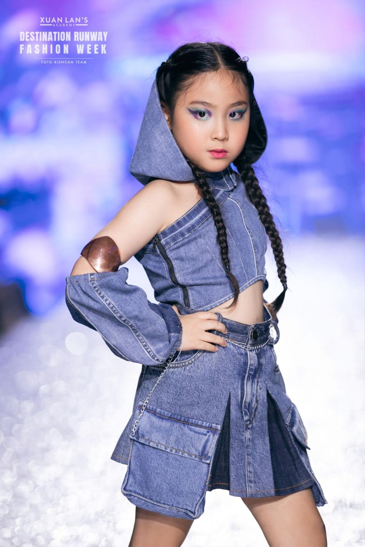 Mẫu teen Nguyễn Nhật Ánh Minh trình làng BST đầu tay tại Destination Runway Fashion Week Ảnh 1