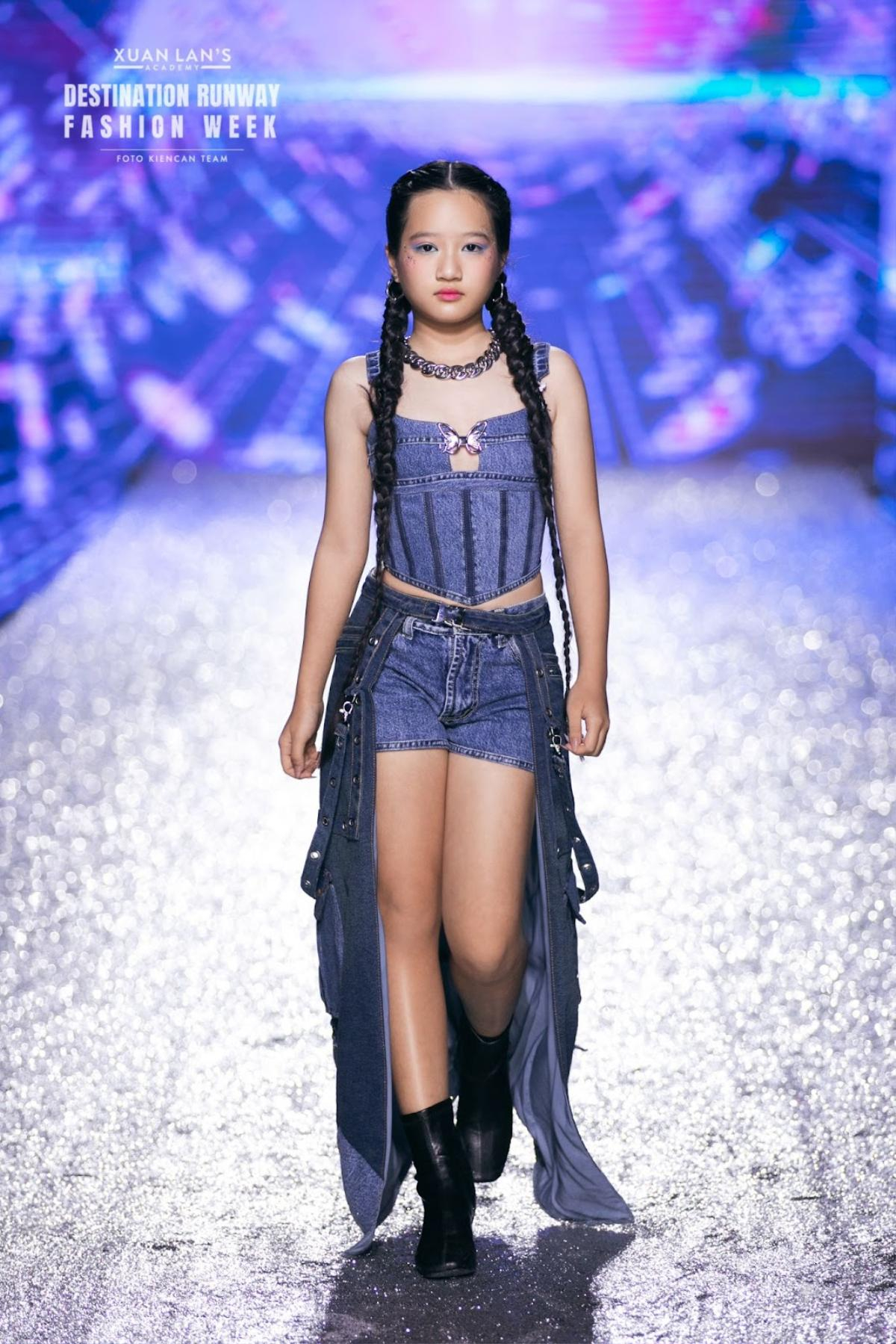 Mẫu teen Nguyễn Nhật Ánh Minh trình làng BST đầu tay tại Destination Runway Fashion Week Ảnh 7