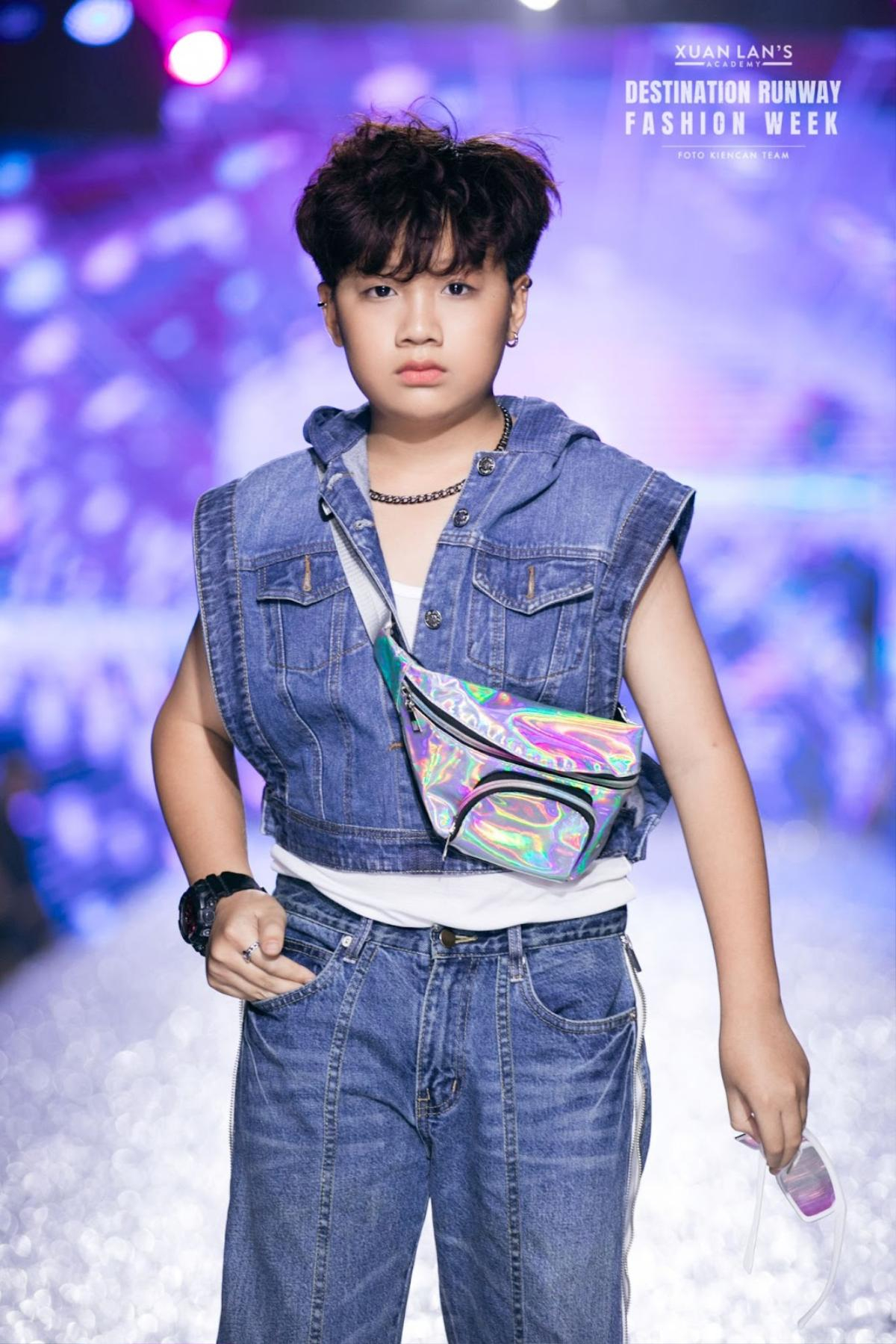 Mẫu teen Nguyễn Nhật Ánh Minh trình làng BST đầu tay tại Destination Runway Fashion Week Ảnh 3