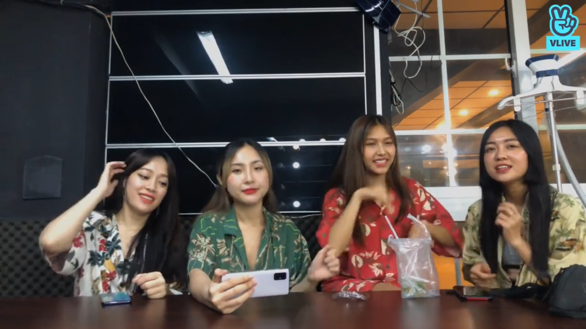 Toof.P (Uni5) bất ngờ bị hội chị em LipB 'bóc phốt' chuyện tình cảm ngay trên sóng livestream Ảnh 4