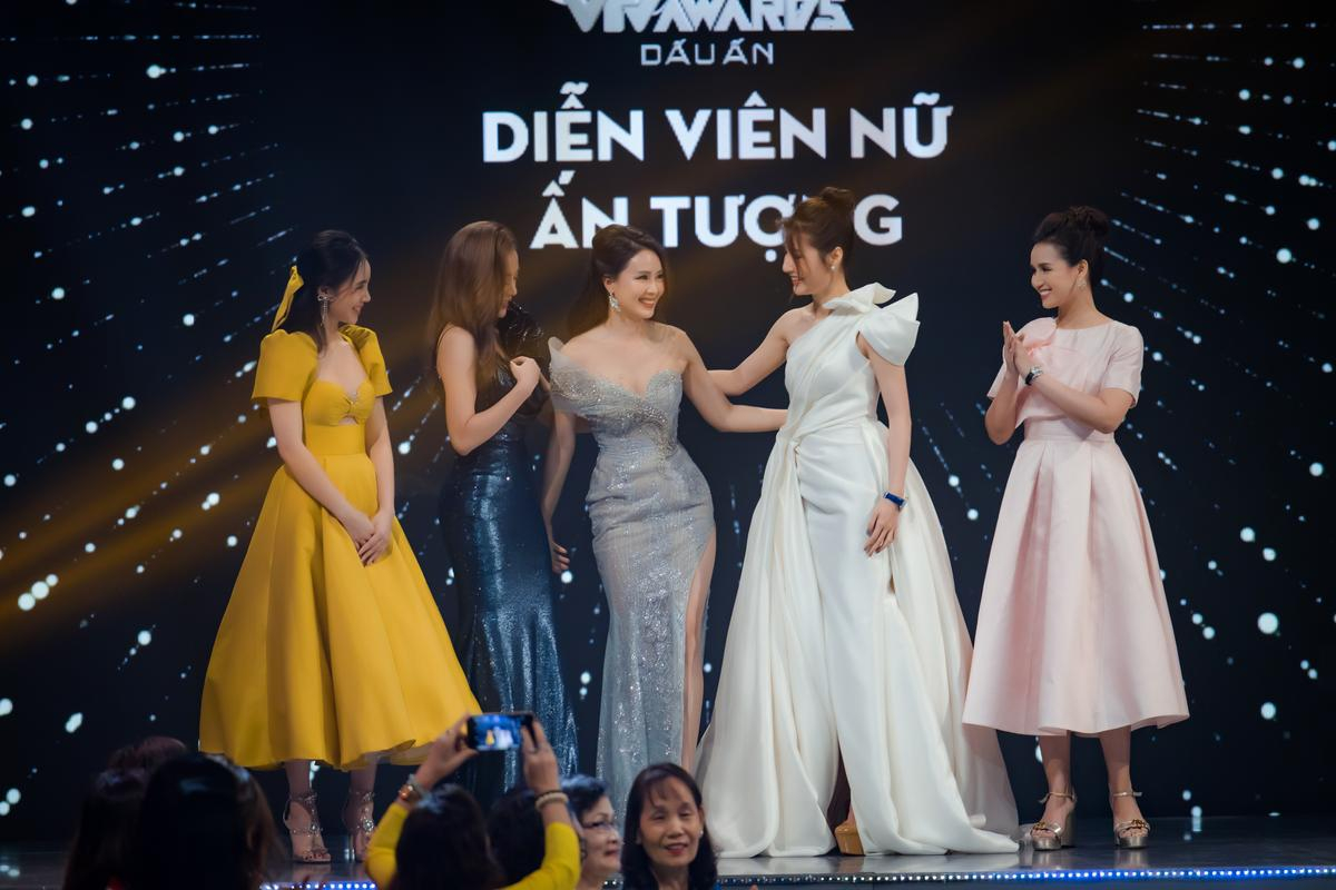 Stylist Khúc Mạnh Quân cùng dàn ngọc nữ VTV Awards 2020 Ảnh 1