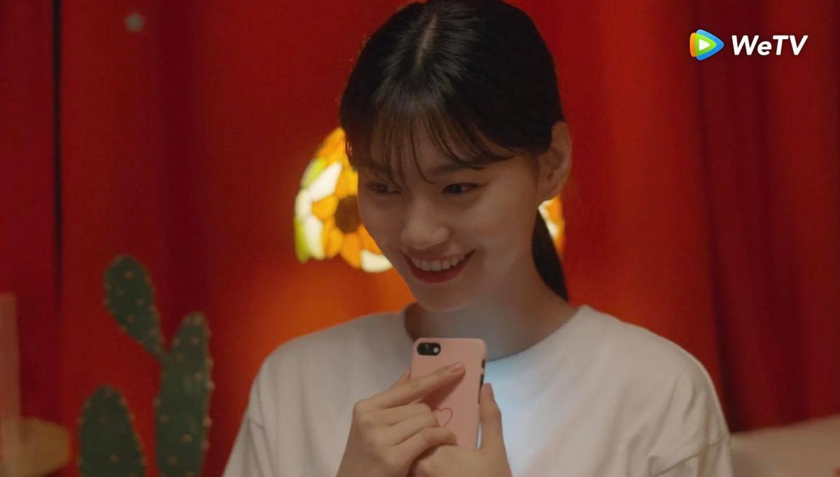 'Đôi bạn cùng ế' Choi Yoojung - Kim Doyeon (Weki Meki) quậy tung nhà chung với 'hội trai đẹp' trong web-drama 'Lần đầu đu đưa' Ảnh 19