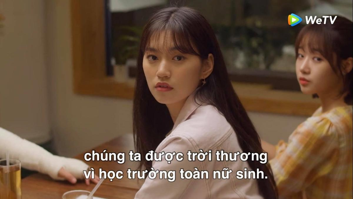 'Đôi bạn cùng ế' Choi Yoojung - Kim Doyeon (Weki Meki) quậy tung nhà chung với 'hội trai đẹp' trong web-drama 'Lần đầu đu đưa' Ảnh 10