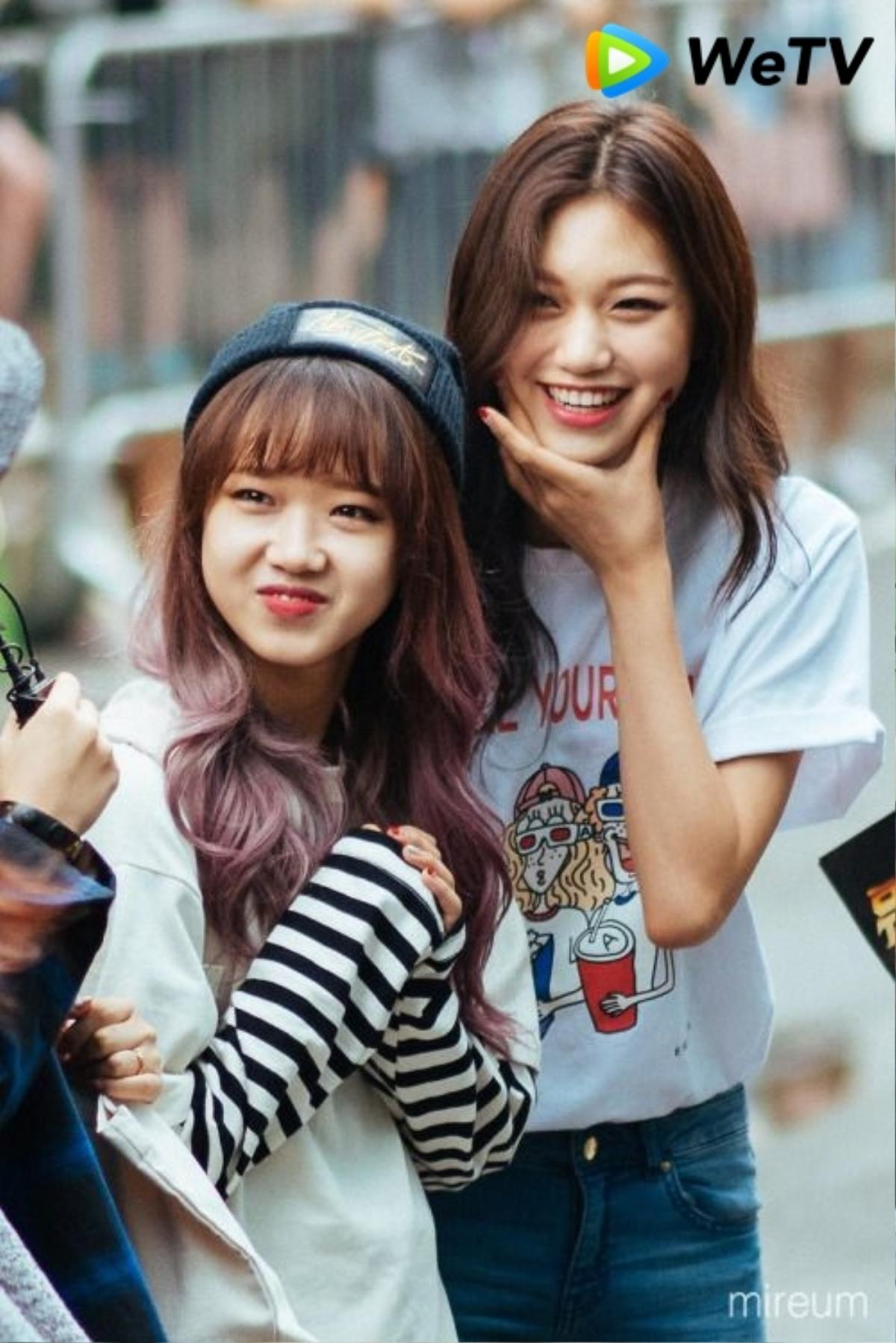 'Đôi bạn cùng ế' Choi Yoojung - Kim Doyeon (Weki Meki) quậy tung nhà chung với 'hội trai đẹp' trong web-drama 'Lần đầu đu đưa' Ảnh 23