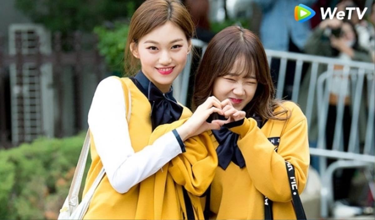 'Đôi bạn cùng ế' Choi Yoojung - Kim Doyeon (Weki Meki) quậy tung nhà chung với 'hội trai đẹp' trong web-drama 'Lần đầu đu đưa' Ảnh 25