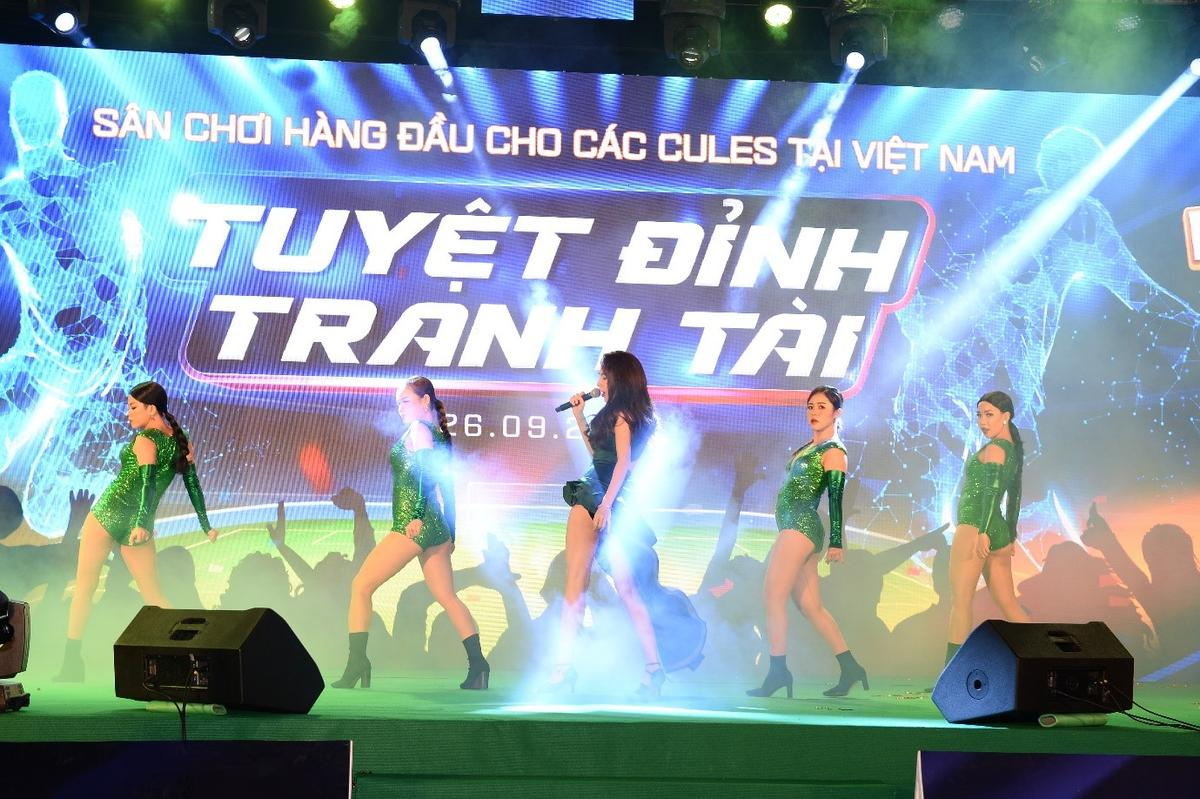 Thủy Tiên - Công Vinh đến chung vui cùng FCB88 trước ngày đi cứu trợ Ảnh 2