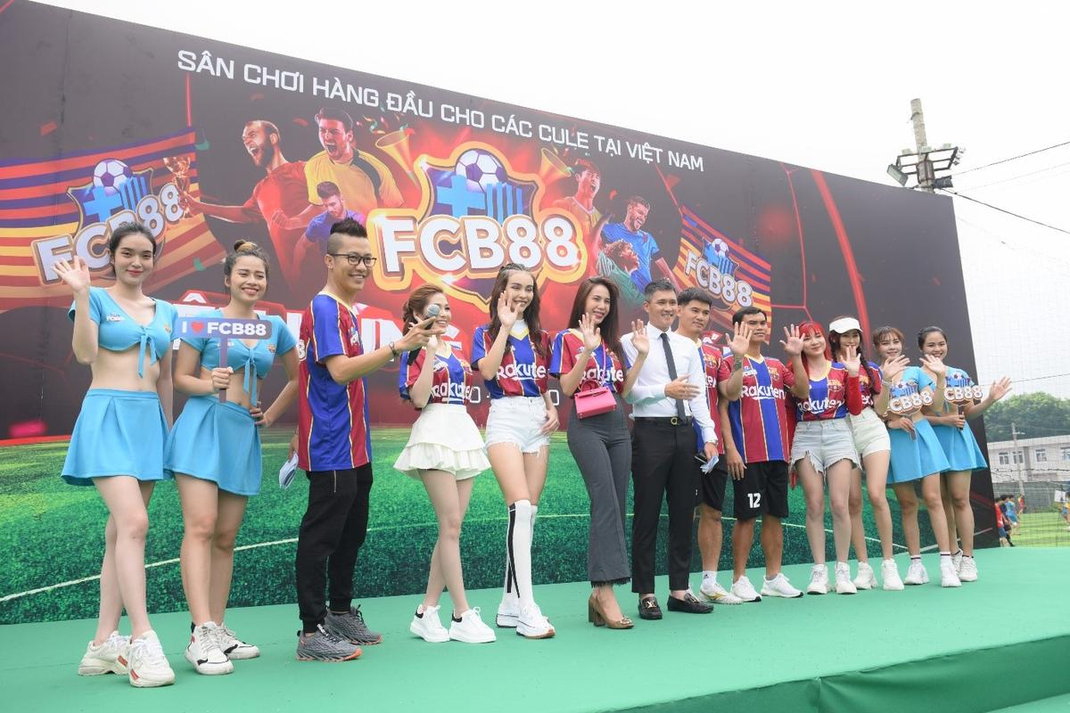 Thủy Tiên - Công Vinh đến chung vui cùng FCB88 trước ngày đi cứu trợ Ảnh 5