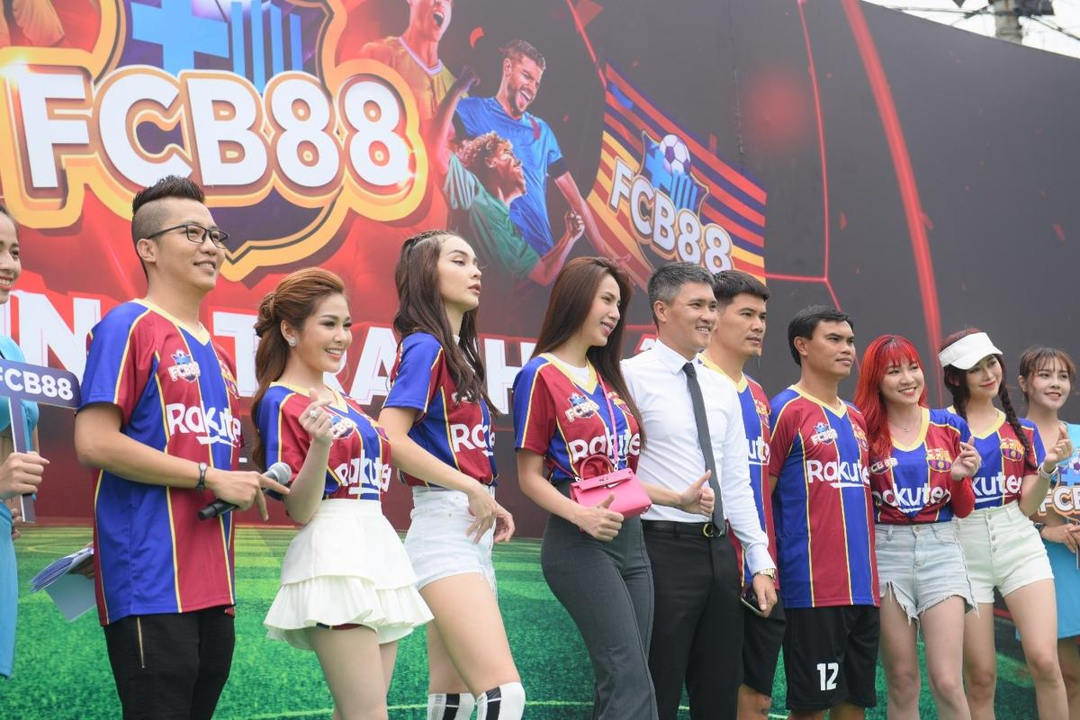 Thủy Tiên - Công Vinh đến chung vui cùng FCB88 trước ngày đi cứu trợ Ảnh 6