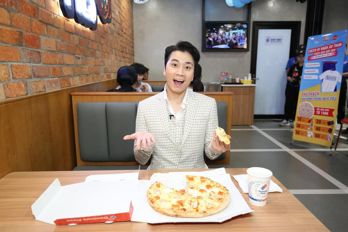 Sau chung kết Rap Việt, Karik trở thành 'Hoàng tử pizza' khuấy động buổi khai trương cửa hàng thứ 50 - Domino's Phạm Hồng Thái Ảnh 4