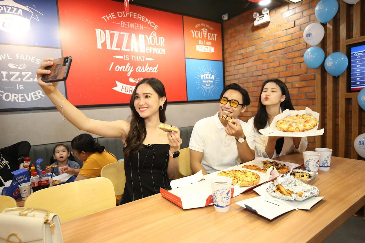 Sau chung kết Rap Việt, Karik trở thành 'Hoàng tử pizza' khuấy động buổi khai trương cửa hàng thứ 50 - Domino's Phạm Hồng Thái Ảnh 6