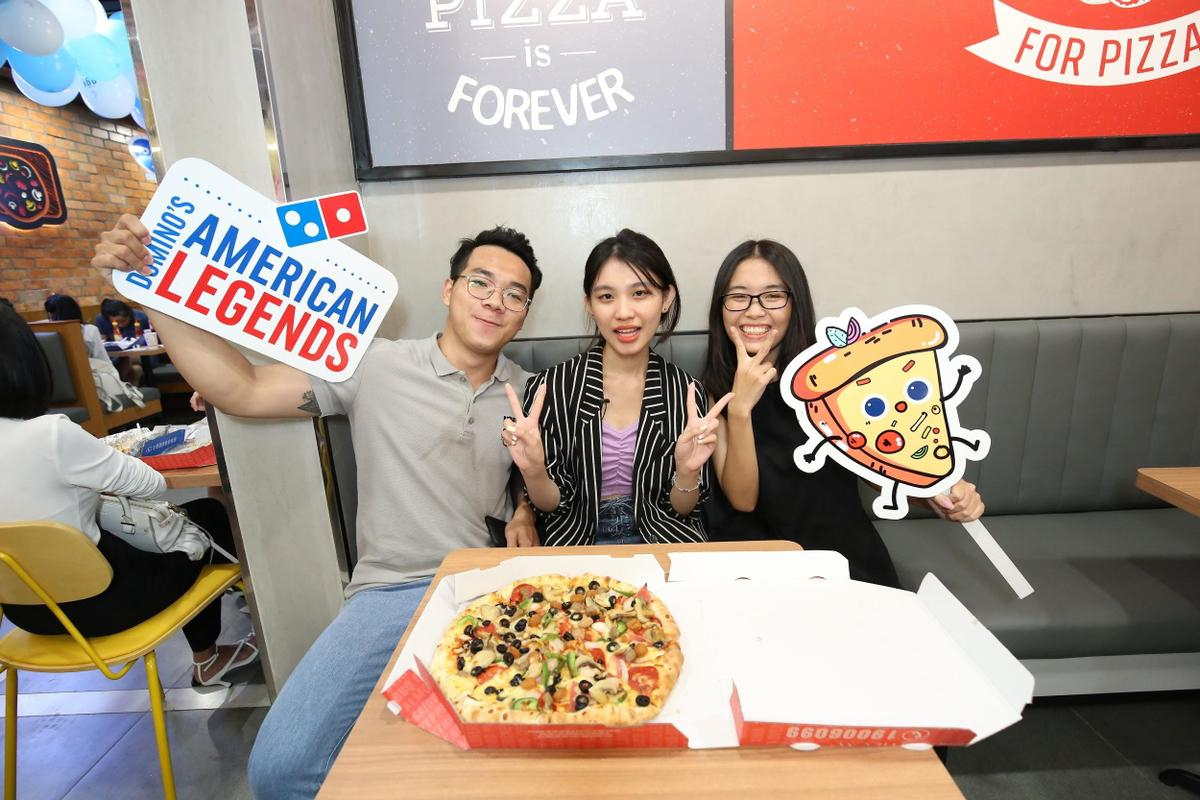 Sau chung kết Rap Việt, Karik trở thành 'Hoàng tử pizza' khuấy động buổi khai trương cửa hàng thứ 50 - Domino's Phạm Hồng Thái Ảnh 7