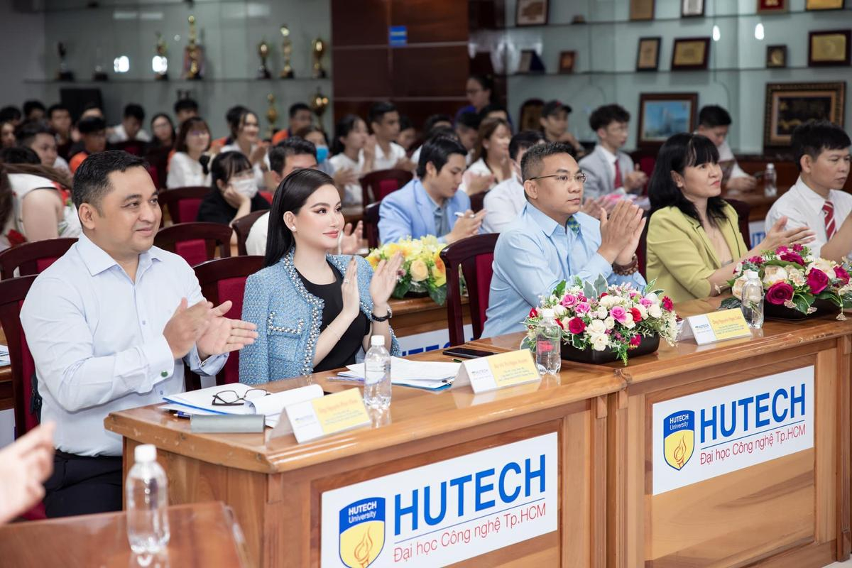 Doanh nhân Võ Thị Ngọc Huyền đảm nhận vai trò giám khảo cuộc thi HUTECH Startup Wings 2021 Ảnh 4