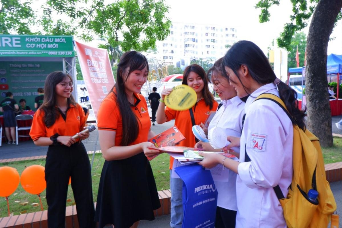 Có 1 trường đại học, đi đến đâu cũng mang theo cả 'festival' đầy màu sắc Ảnh 1