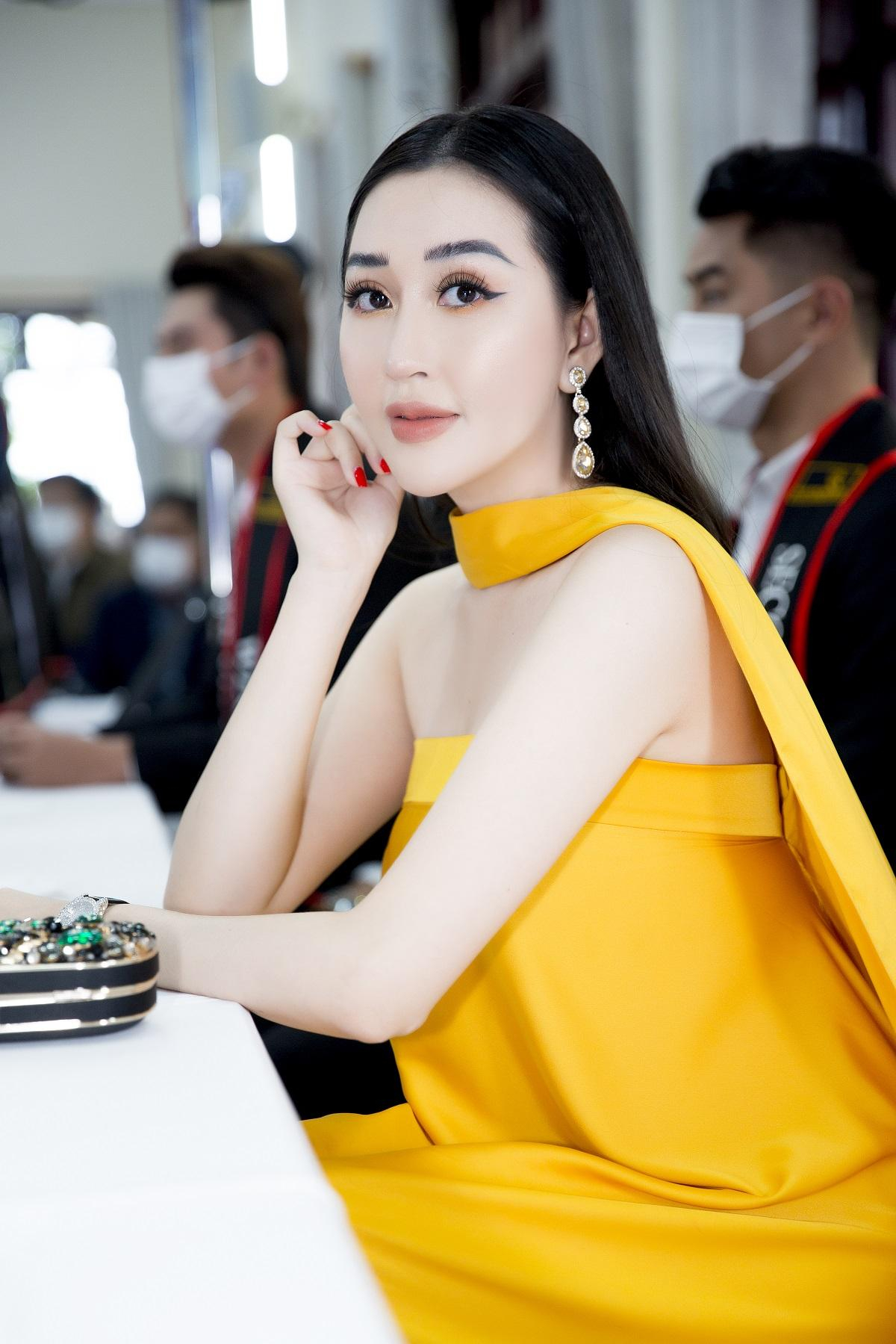 Hoa hậu Huỳnh Thuý Anh đẹp tỏa sáng tại họp báo Miss Earth Việt Nam 2021 Ảnh 7