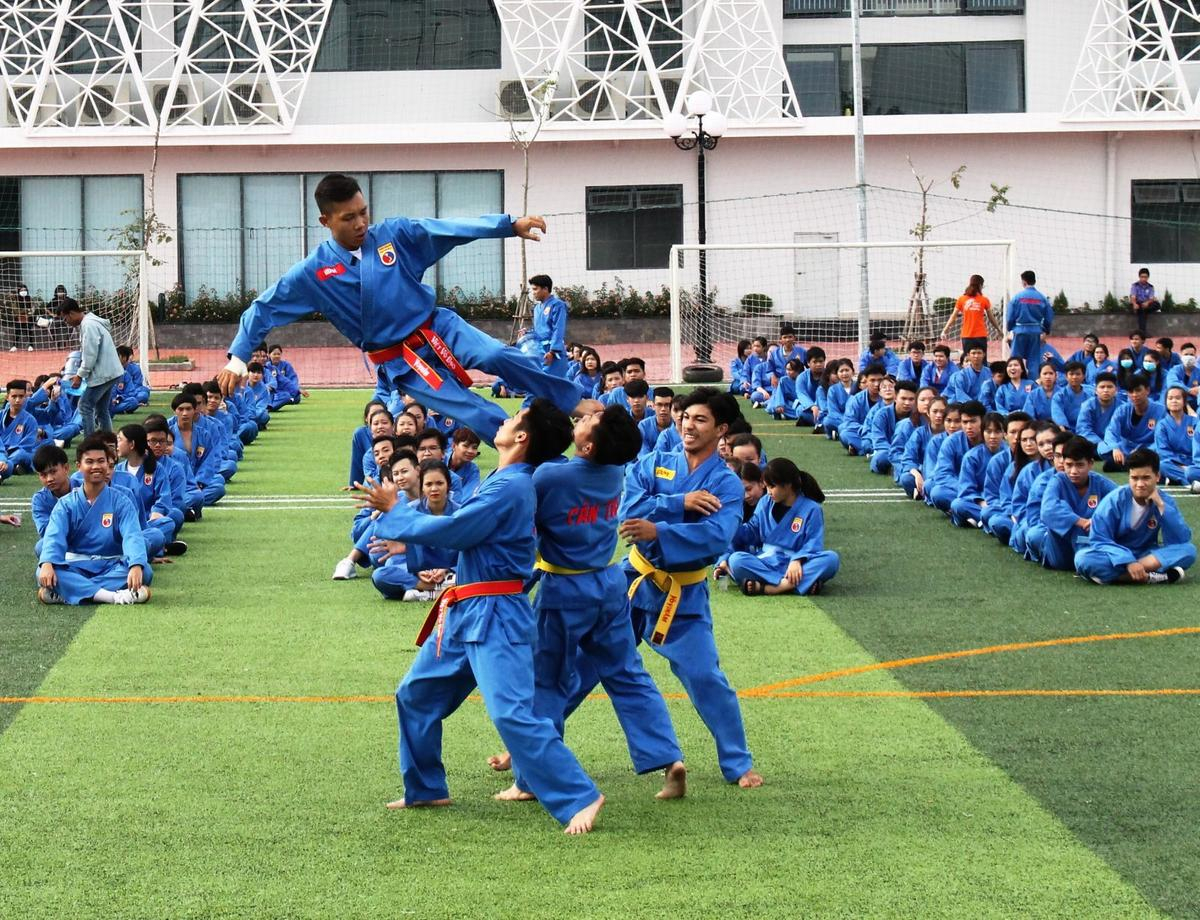 Có một trường ĐH, mỗi lần tổ chức sự kiện là hơn 50 CLB tham gia, mời được cả Sơn Tùng M-TP Ảnh 5