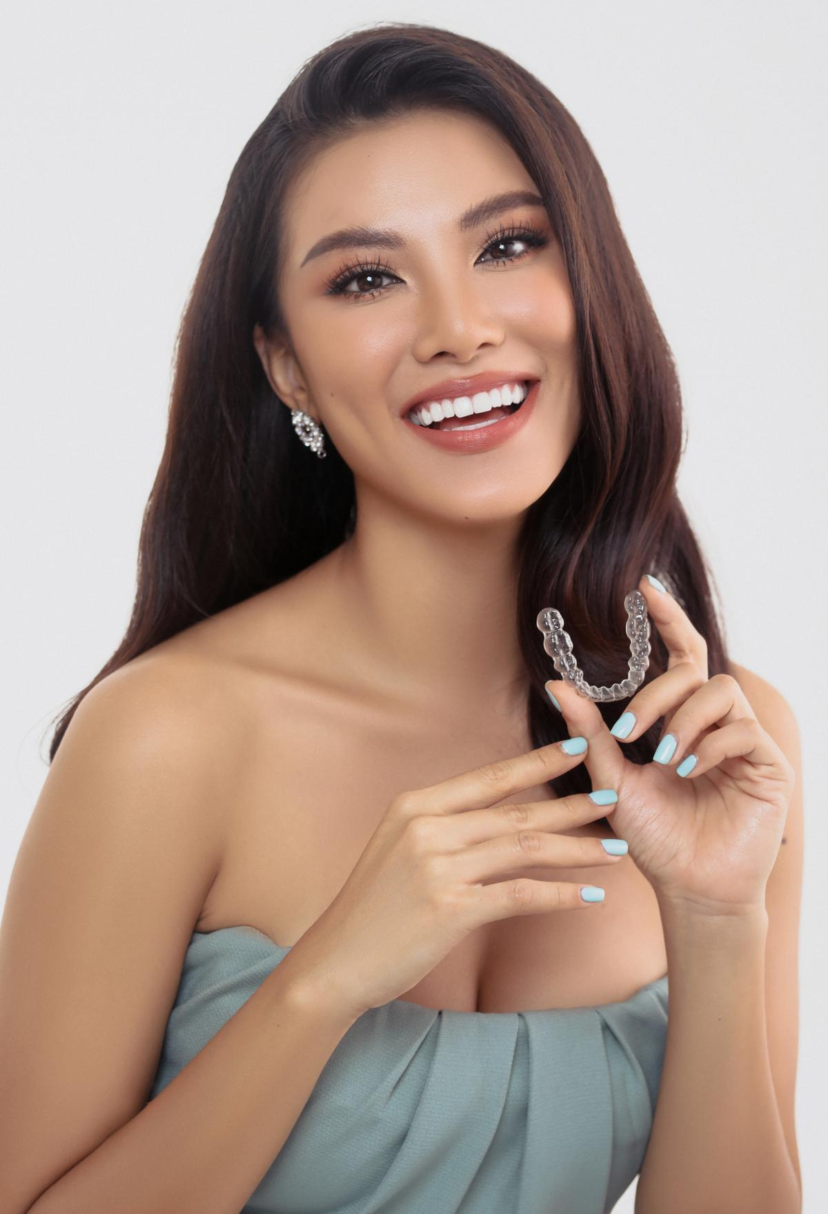 Niềng răng siêu tốc, Kim Duyên đầy tự tin với nụ cười mới tại Miss Universe 2021 Ảnh 3