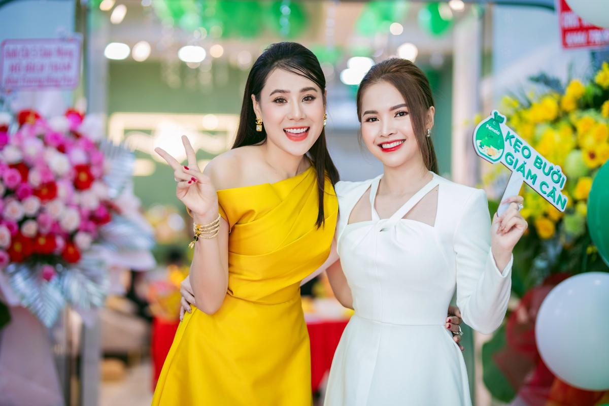 Hồ Bích Trâm rạng rỡ trong ngày khai trương cửa hàng mới, chính thức trở thành Đại sứ thương hiệu của 'Kẹo bưởi' Ảnh 1