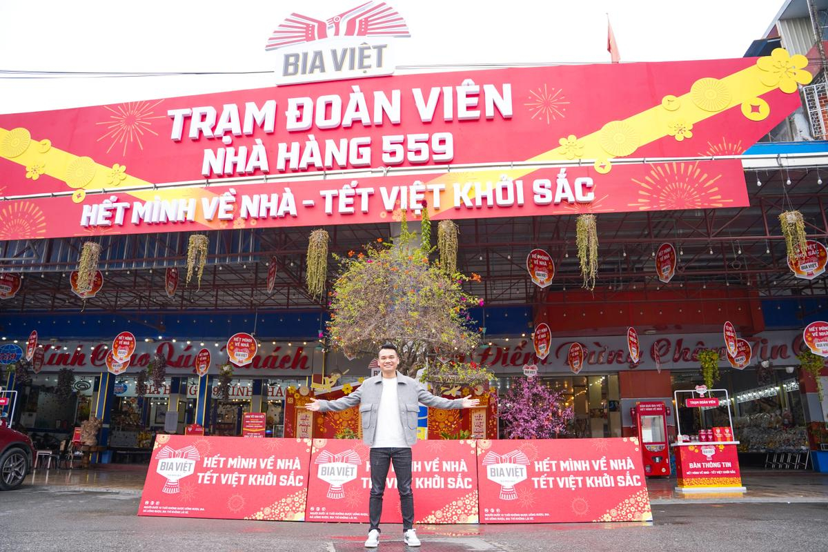 Khắc Việt trải nghiệm tại trạm đoàn viên cho người về quê ăn Tết Ảnh 1