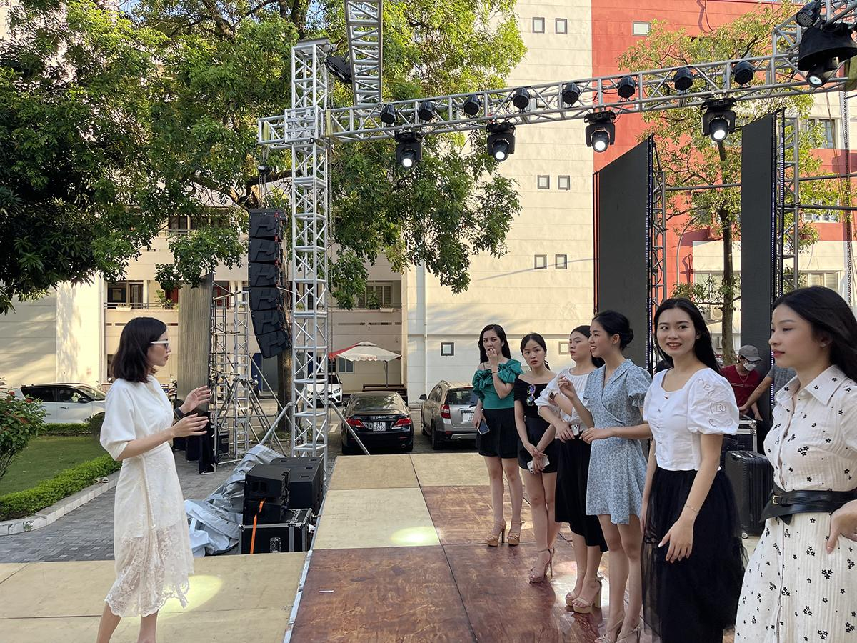 Đạo diễn catwalk Thanh Huyền Nguyễn: 'Duyên dáng Ngoại Thương 2022 hội tụ nhiều thí sinh xuất sắc' Ảnh 4