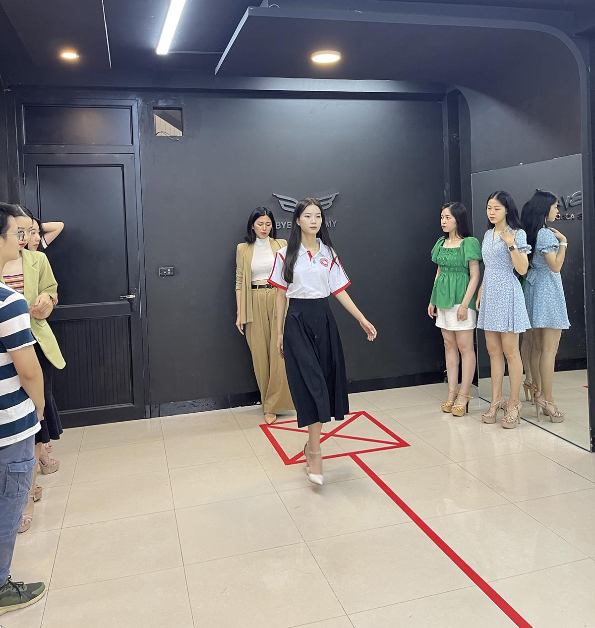 Đạo diễn catwalk Thanh Huyền Nguyễn: 'Duyên dáng Ngoại Thương 2022 hội tụ nhiều thí sinh xuất sắc' Ảnh 3