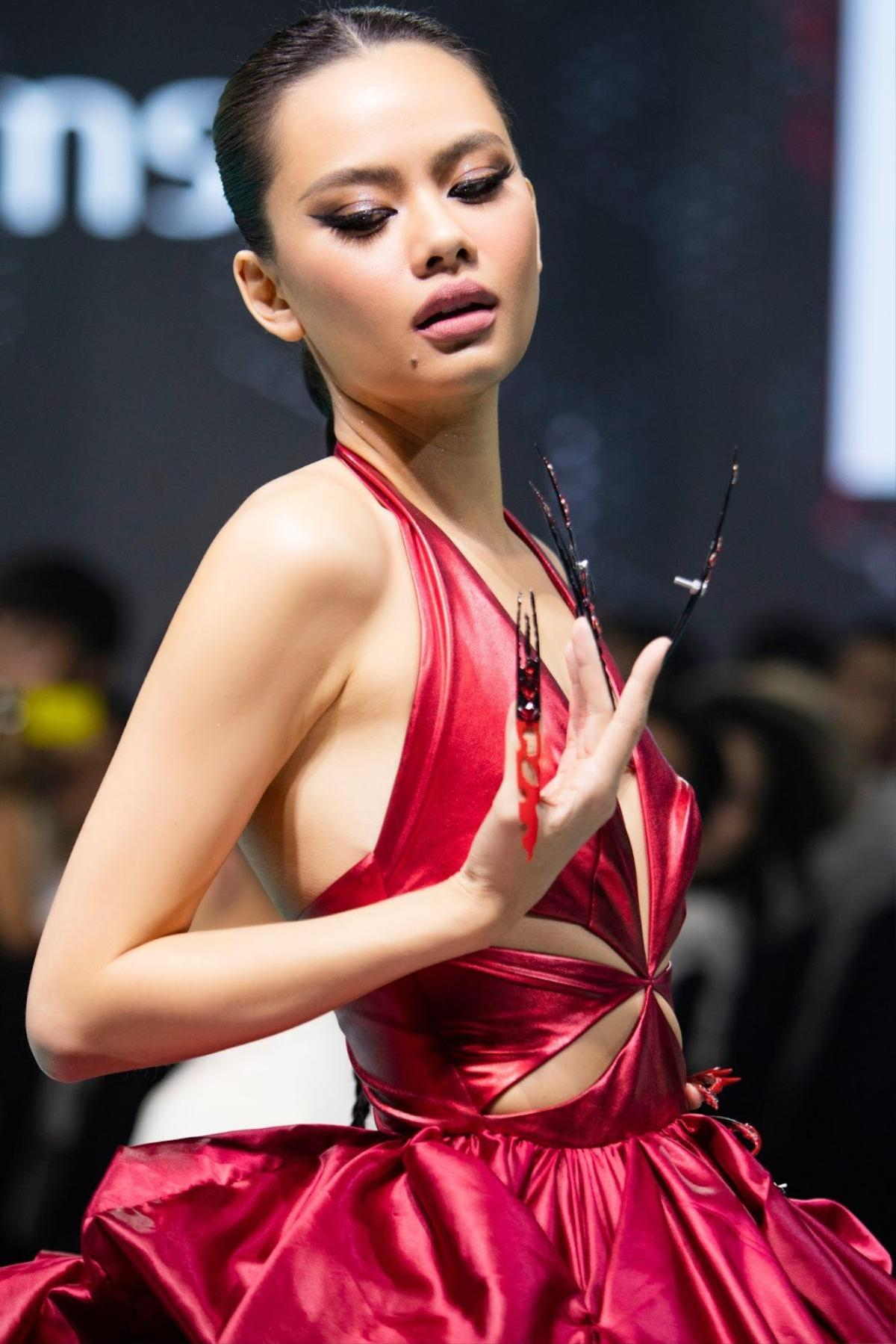 Fashionista Ngân Bích Nguyễn diễn vedette show nail thời trang của Pang Mỹ Nguyên Ảnh 4