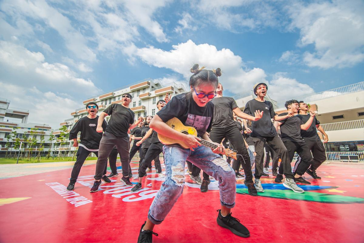 “U là trời”, sinh viên trường này “chạy show” sự kiện thôi mà khiến dân tình mê mẩn bởi ai nấy đều quá ư là lôi cuốn Ảnh 1