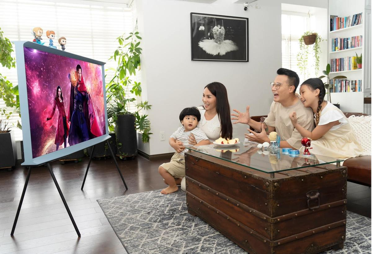 Ngôi Sao - Nghệ sĩ Hoàng Bách và Rich kid Fabo Nguyễn đều mê mẩn chiếc TV có thiết kế độc đáo này Ảnh 6