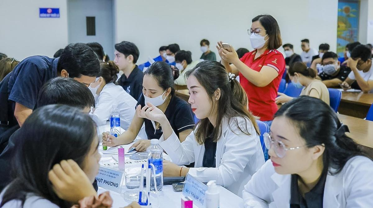 Dr. Huệ 'bùng nổ trở lại' với chuỗi chương trình Đồng hành cùng học sinh - sinh viên Ảnh 4