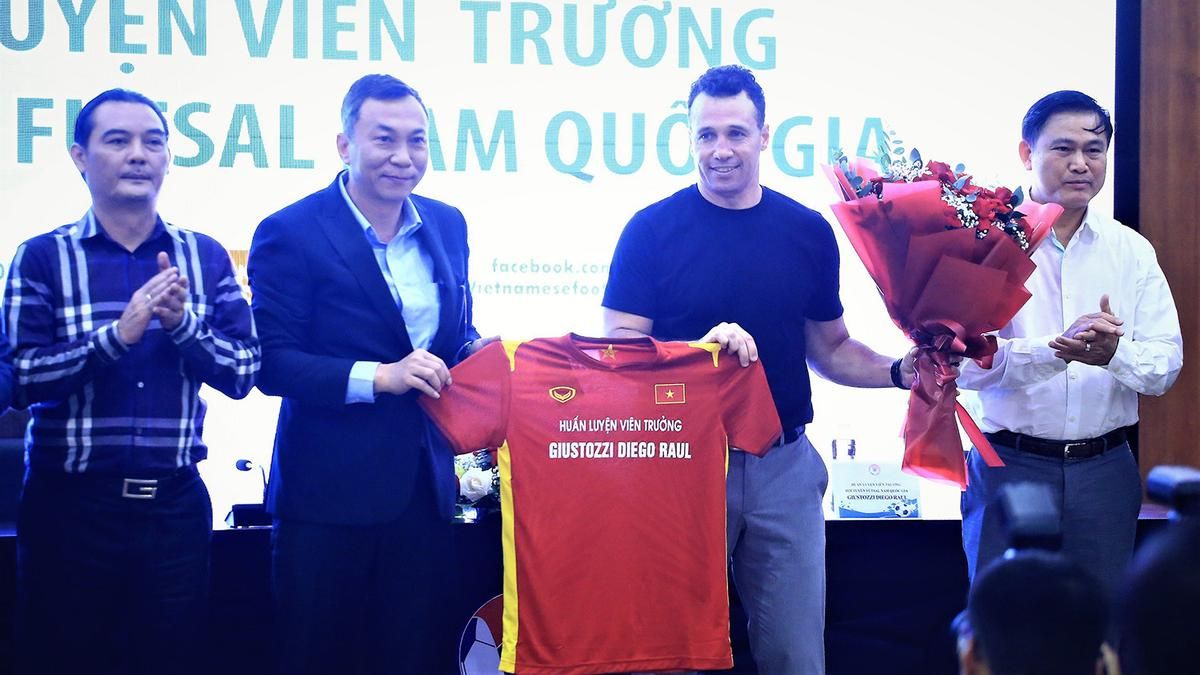 Trực tiếp trên FPT Play: màn trình diễn của tuyển Futsal Việt Nam tại VCK Futsal châu Á 2022 Ảnh 1