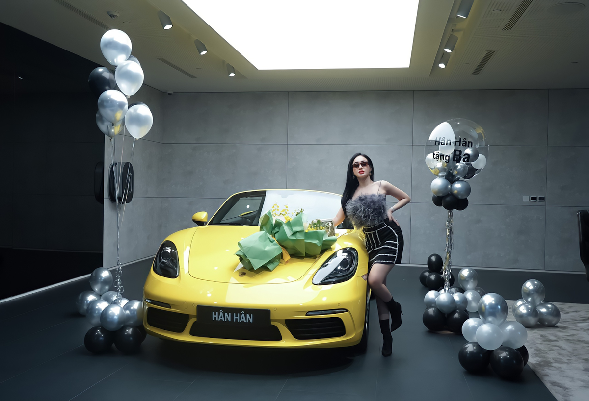 Vừa xây biệt thư cho bố mẹ hotgirl 9x lại chi tiền tỷ tặng bố siêu xe Porsche 718 Boxster Ảnh 3