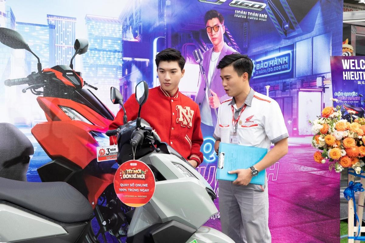 Bật chất kiêu hãnh cùng Hiếu Thứ Hai và Honda Vario 160 Ảnh 3