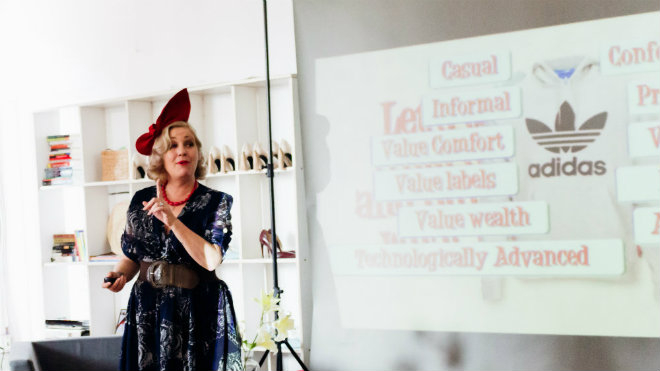 Fashion as a response: Cuộc 'phẫu thuật' văn hoá thời trang Ảnh 2