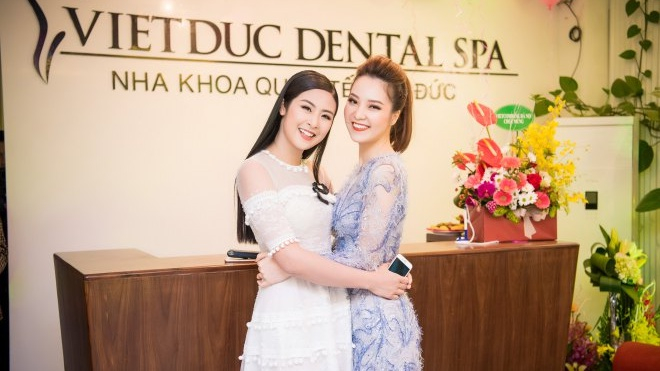 Bỏ mặc thời tiết mưa phùn lạnh, Hoa hậu Ngọc Hân thân thiết bên Á Thuỵ Vân chúc mừng tiến sỹ Phú Hoà Ảnh 2