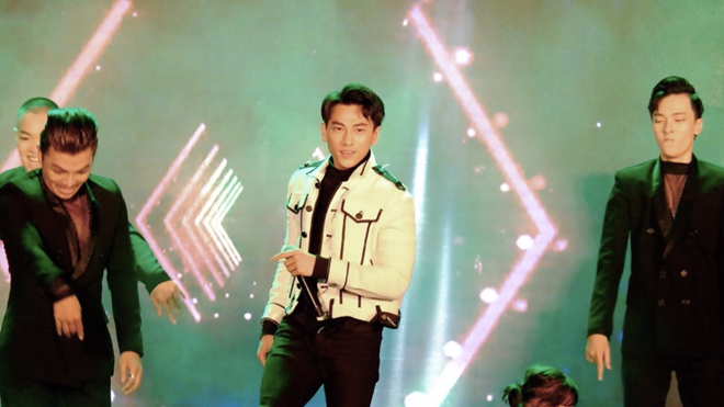 Isaac đổ bộ 'cánh đồng cá Koi' cùng giới trẻ đón lễ tình nhân sớm Ảnh 2