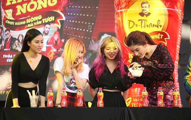 Giới trẻ 'quậy tưng bừng' trong lễ hội ẩm thực với thử thách cay nóng Ảnh 2