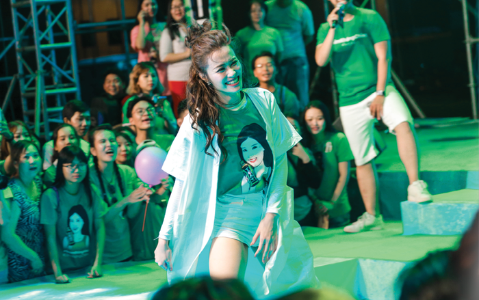 Ai dễ thương như Đông Nhi: Vừa hát vừa tặng nước tiếp sức fan ngay trên sân khấu Ảnh 2