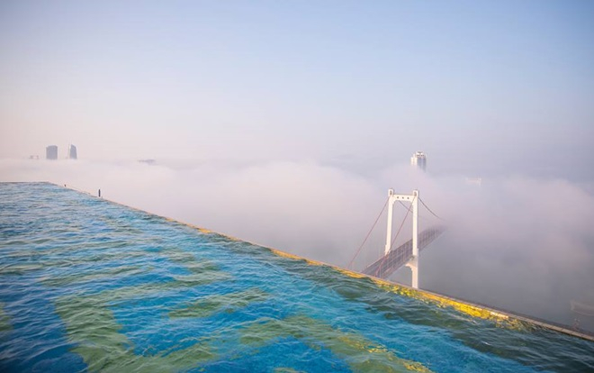 ‘Hút mắt’ với kiệt tác bể bơi dát vàng của Danang Golden Bay Hotel Ảnh 2